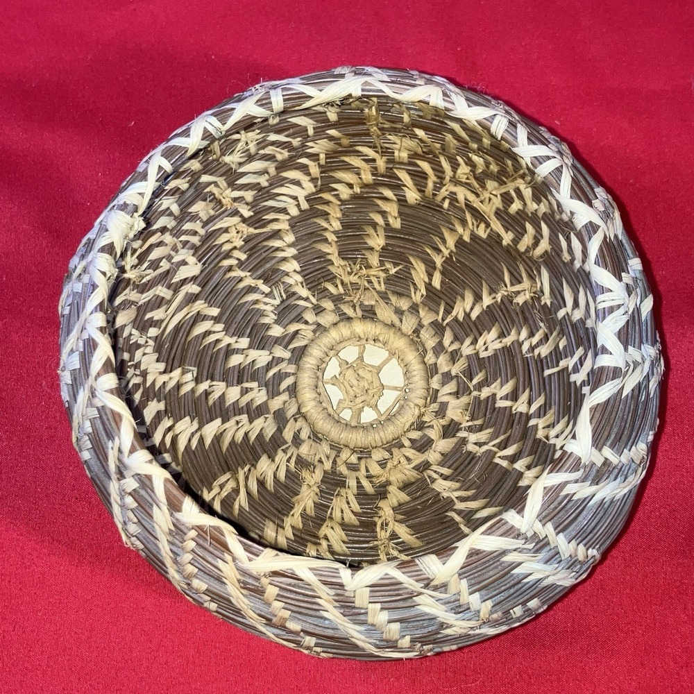 Vintage Handwoven Pine Needle Box with Lid / Handcrafted Coiled Basketry‎ - Picture 7 of 15